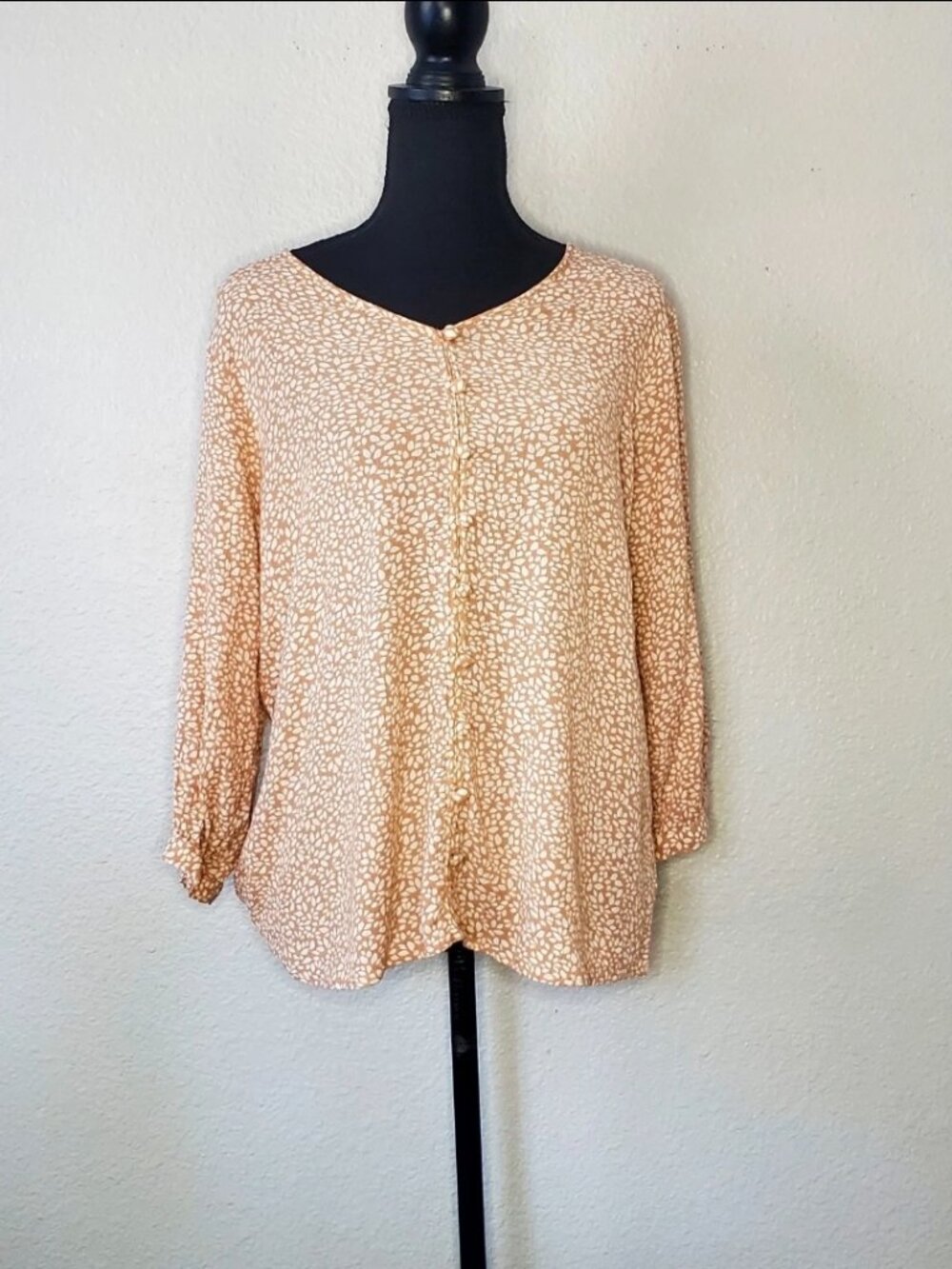 NWOT Christopher And Banks Women's Peach/ Beige Leaf Butt9n Up Size: Large